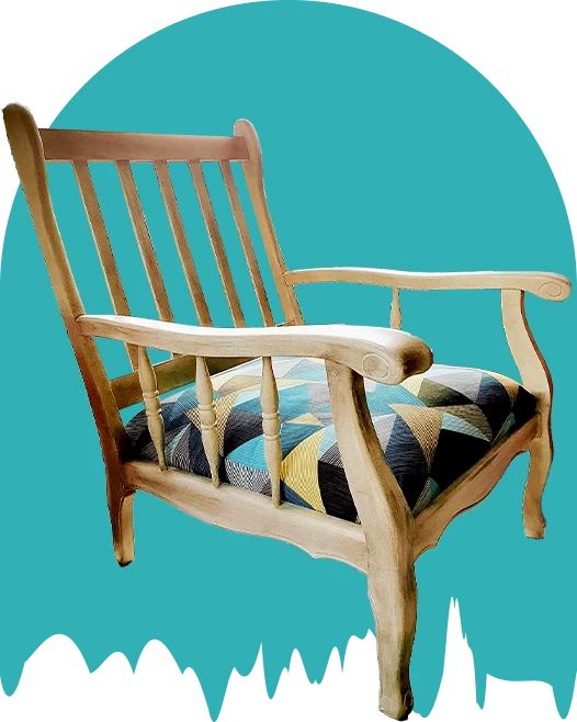 Fauteuil en bois relooké avec assise géométrique, présenté sur fond stylisé – création artisanale K Déco Relooking