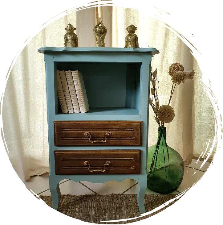 Petit meuble en bois relooké en turquoise avec livres anciens et vase décoratif – création artisanale K Déco Relooking