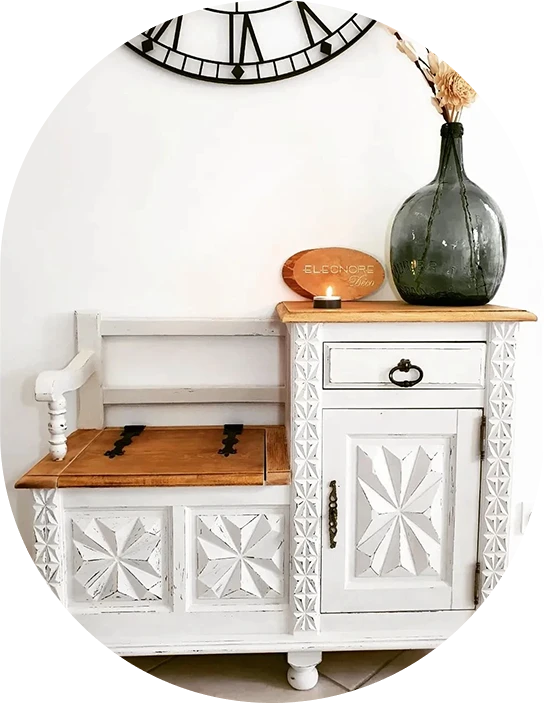 Meuble blanc avec assise bois, banc à rangement et cabinet sculpté – décoration intérieure avec vase et horloge murale