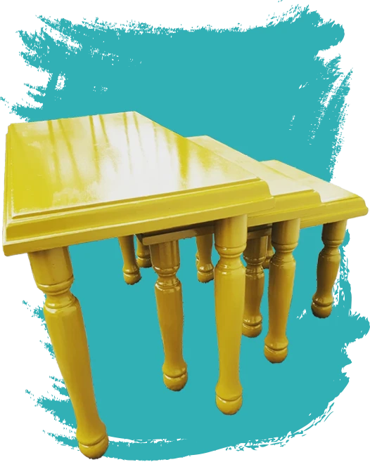 Trois tables gigognes jaunes sur fond turquoise – exemple de meuble relooké en atelier créatif